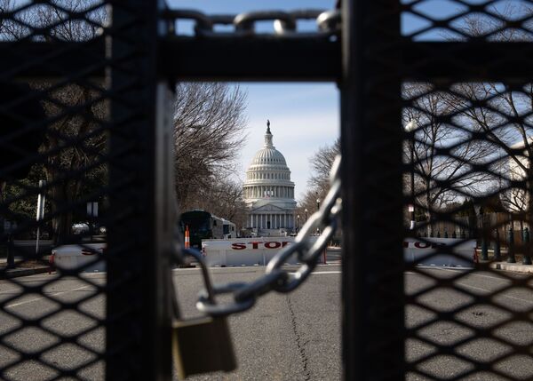 Las autoridades no tienen planes de cancelar o posponer la inauguración pública.En la foto: una valla metálica en una calle cerca del Capitolio en Washington.  - Sputnik Mundo