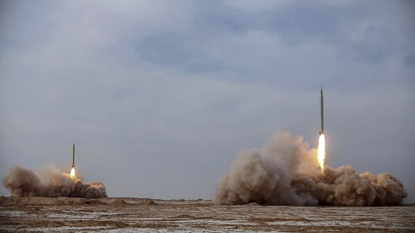 Lanzamiento de misiles balísticos por Irán - Sputnik Mundo