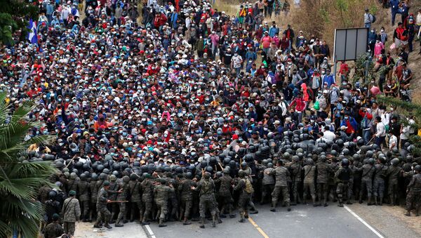 Policías y militares bloquean el paso de una caravana de migrantes hondureños en Guatemala - Sputnik Mundo