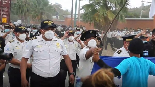 Policías y militares de Guatemala impiden el paso de la caravana de migrantes hondureños - Sputnik Mundo