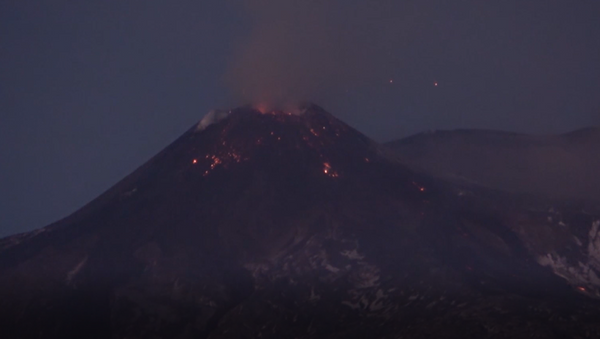 El volcán Etna vuelve a mostrar su carácter inflamable  - Sputnik Mundo