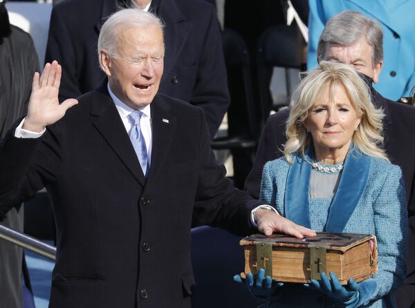 Para jurar el cargo, Biden se llevó una Biblia que pertenece a su familia desde 1893 y que ya había sido utilizada para prestar juramento como vicepresidente.  - Sputnik Mundo