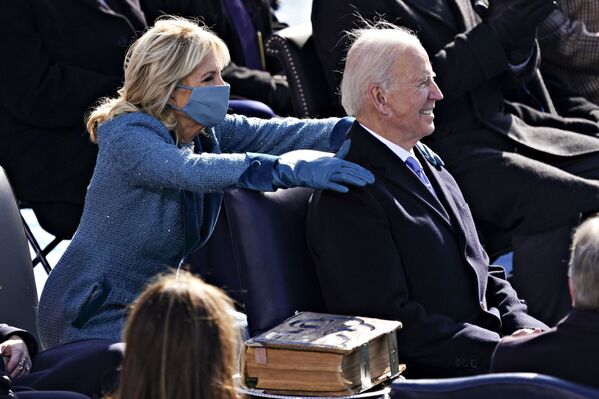 El presidente de Estados Unidos, Joe Biden, y la primera dama, Jill Biden, durante la investidura.   - Sputnik Mundo