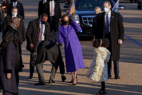 La vicepresidenta estadounidense, Kamala Harris, y su sobrina-nieta Amara Ajagu durante el desfile de investidura del presidente Joe Biden.   - Sputnik Mundo