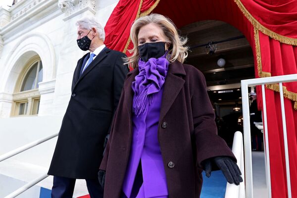 El expresidente estadounidense Bill Clinton y su esposa, Hillary, llegan a la ceremonia de investidura de Joe Biden.  - Sputnik Mundo