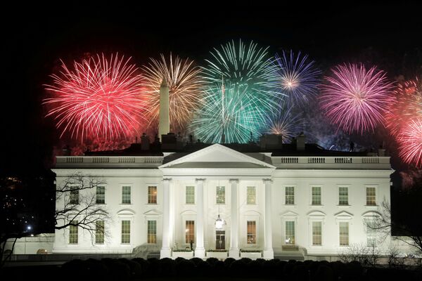 La toma de posesión del 46 presidente fue seguida de un espectáculo de fuegos artificiales sobre la Casa Blanca.   - Sputnik Mundo
