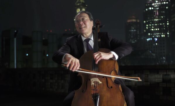 El violonchelista estadounidense de origen chino Yo-Yo Ma actúa durante el concierto Celebrating America para conmemorar la toma de posesión de Joe Biden.   - Sputnik Mundo