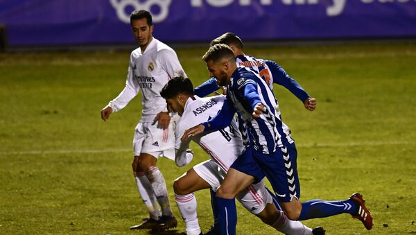 Marco Asensio (Real Madrid) entre la defensa del Alcoyano en Copa del Rey - Sputnik Mundo