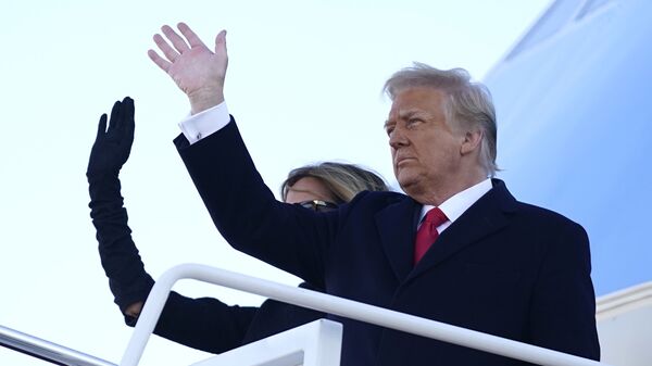 Donald Trump, y su esposa, Melania, se embarcan por última vez a bordo del avión presidencial  - Sputnik Mundo