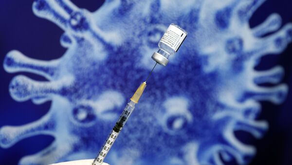 Un trabajador de salud israelí prepara una dosis de la vacuna Pfizer-BioNtech contra el coronavirus - Sputnik Mundo