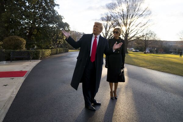 Donald Trump y Melania Trump abandonan la Casa Blanca.  - Sputnik Mundo