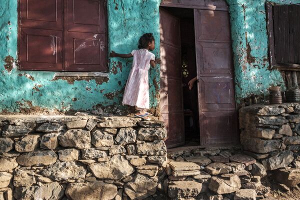Una vecina pequeña de Gondar, Etiopía, cerca de su casa. - Sputnik Mundo