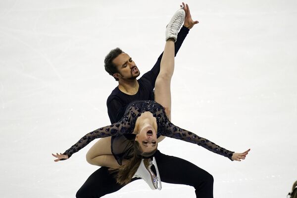Los patinadores artísticos estadounidenses Molly Cesanek y Yehor Yehorov realizan un baile libre en el Campeonato de patinaje artístico sobre hielo de EEUU en Las Vegas. 	 - Sputnik Mundo