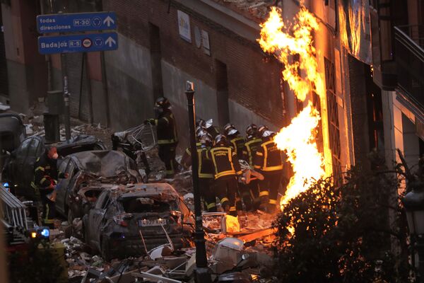 Los bomberos en el centro de Madrid, donde en uno de los edificios se produjo una explosión de gas.  - Sputnik Mundo
