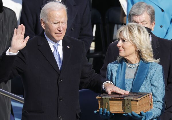 El presidente electo de EEUU, Joe Biden, con su esposa, Jill, durante la prestación de juramento.   - Sputnik Mundo