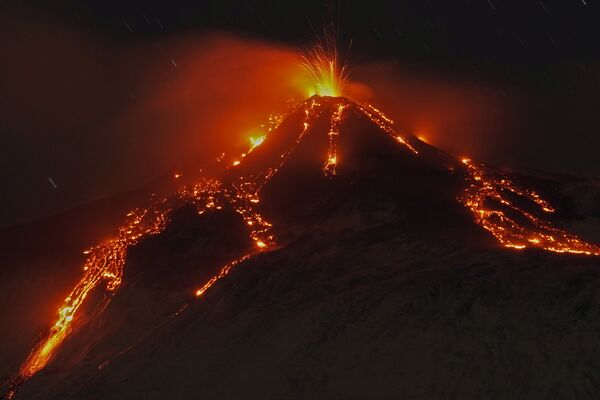 La erupción del volcán Etna, en Italia. - Sputnik Mundo