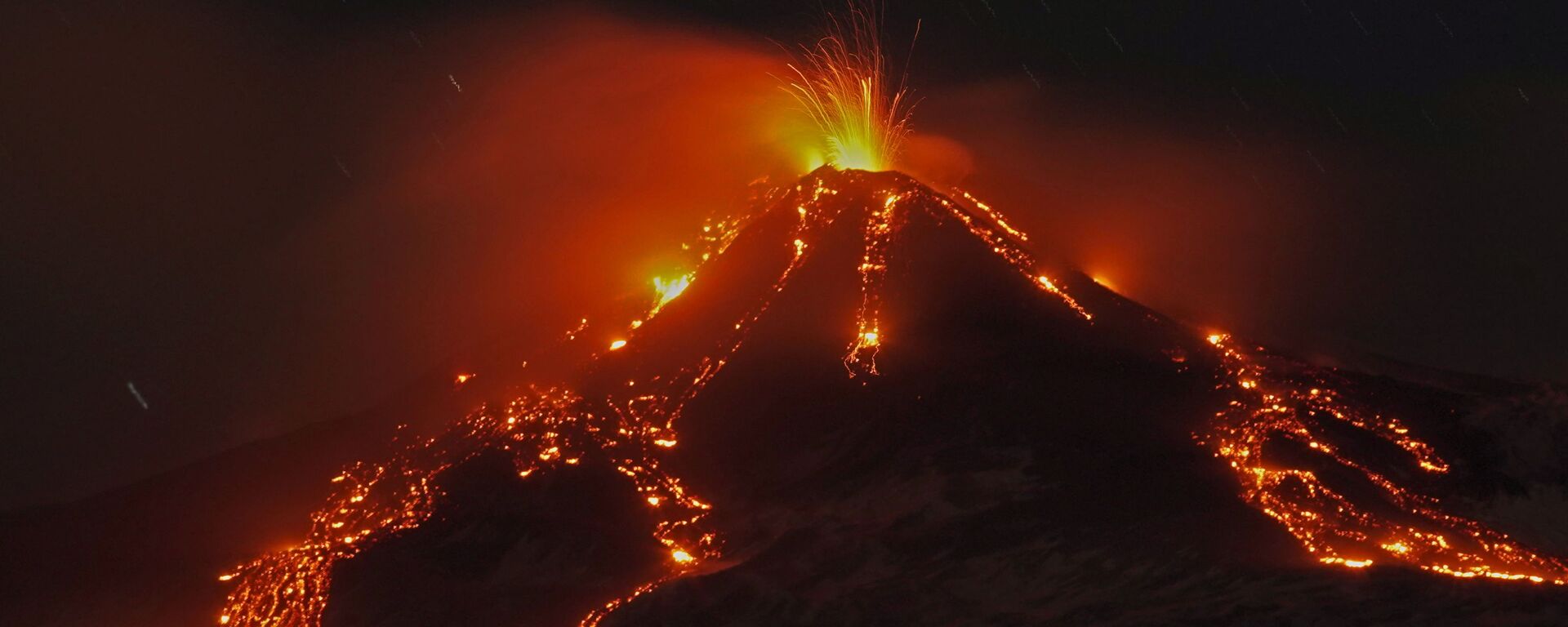 Извержение вулкана Этна, Италия - Sputnik Mundo, 1920, 19.02.2021