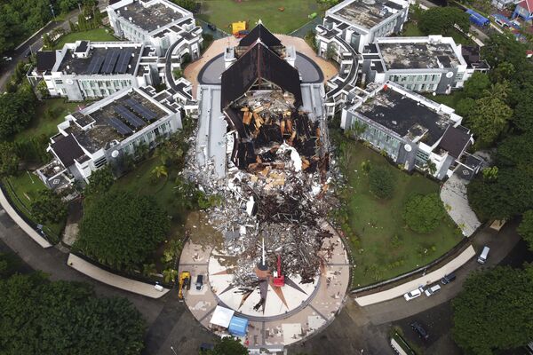 Un edificio administrativo en la ciudad de Mamuju dañado como resultado de un terremoto en Célebes Occidental, una provincia de Indonesia.  - Sputnik Mundo