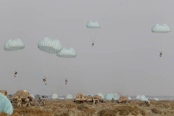 Unos paracaidistas iraníes durante los ejercicios militares en la costa del golfo de Omán. - Sputnik Mundo