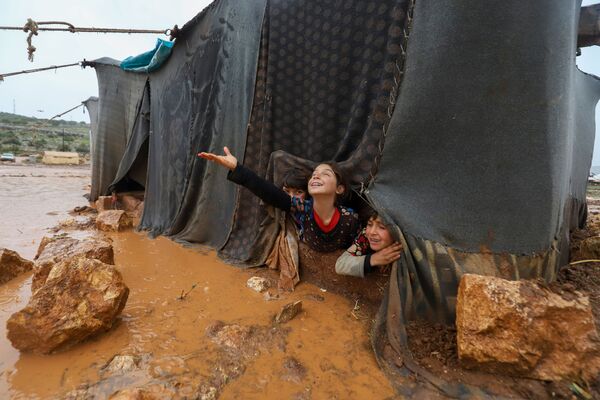 Varios niños juegan en un campamento para los desplazados de Umm Jurn, en Siria. - Sputnik Mundo