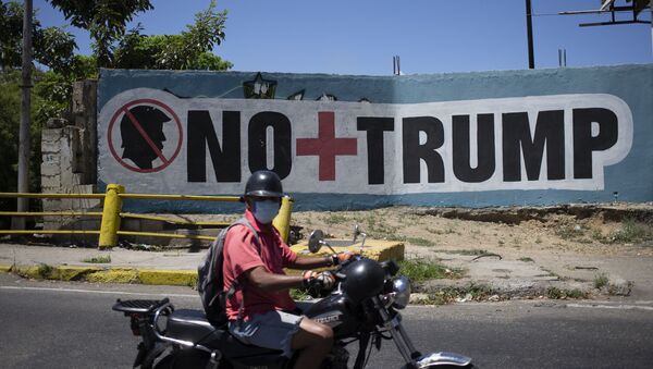 La pancarta 'No más Trump' en Caracas - Sputnik Mundo