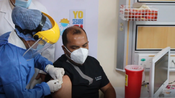  Trabajadores de la salud en Ecuador empiezan a recibir la vacuna de Pfizer - Sputnik Mundo