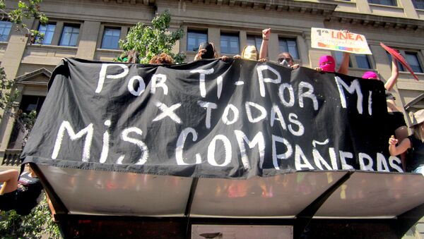Pancarta en manifestación feminista en Santiago - Sputnik Mundo