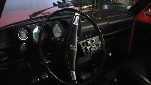 El salpicadero del Lada Niva 2121 de 1980 tenía unos instrumentos que originalmente eran del fabricante italiano Fiat. - Sputnik Mundo