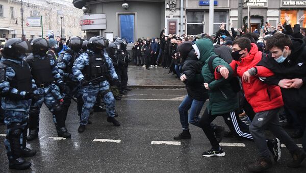 Miles de personas bloquearon una céntrica plaza de Moscú en una concentración no autorizada por las autoridades para expresar su rechazo al arresto del bloguero y opositor Alexéi Navalni. El mitin derivó en enfrentamientos entre algunos manifestantes y la Policía. - Sputnik Mundo