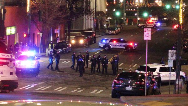 Varios policías de Tacoma en una intersección cerca del lugar donde se produjo el accidente - Sputnik Mundo