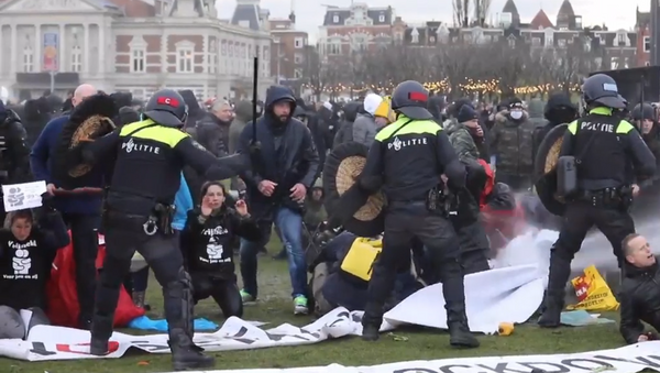Decenas de detenidos en Ámsterdam tras choques entre policías y activistas anticonfinamiento - Sputnik Mundo