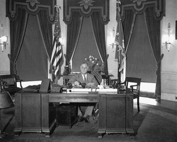 Así era el Despacho Oval hace casi 90 años, durante el mandato del presidente Franklin Roosevelt. La oficina, tal y como la conocemos actualmente, fue construida justamente durante una reforma llevada a cabo por el mandatario en 1933. - Sputnik Mundo