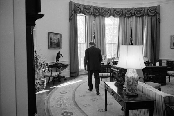 Gerald Ford mantuvo el escritorio Wilson durante su tiempo en la Casa Blanca. Durante su Administración, se agregó al Despacho Oval el reloj Seymour, el cual es hasta el día de hoy una de las pocas características constantes en la oficina, tras varias renovaciones.En la foto: Ford se prepara para dejar la Casa Blanca el último día de su Presidencia (1977). - Sputnik Mundo