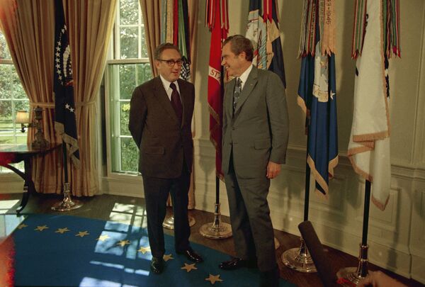 En su mandato, Richard Nixon prefirió utilizar el escritorio Wilson, tradicionalmente utilizado por los vicepresidentes. El mandatario eligió este mueble debido a que creía (equivocadamente) que el ex presidente Woodrow Wilson lo había utilizado.En la foto: Nixon recibe al secretario de Estado Henry Kissinger, después de que anunciara que había sido galardonado con el Premio Nobel de la Paz en 1973. - Sputnik Mundo