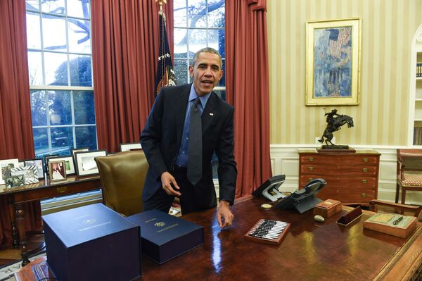 El Despacho Oval de Barack Obama durante su primer mandato fue decorado con colores amenos, posteriormente, se agregaron cortinas rojas.En la foto: Obama tras firmar unos documentos en el Despacho Oval (2015). - Sputnik Mundo