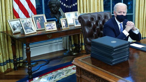 Президент США Джо Байден в Овальном кабинете в Белом доме, 2021 год  - Sputnik Mundo
