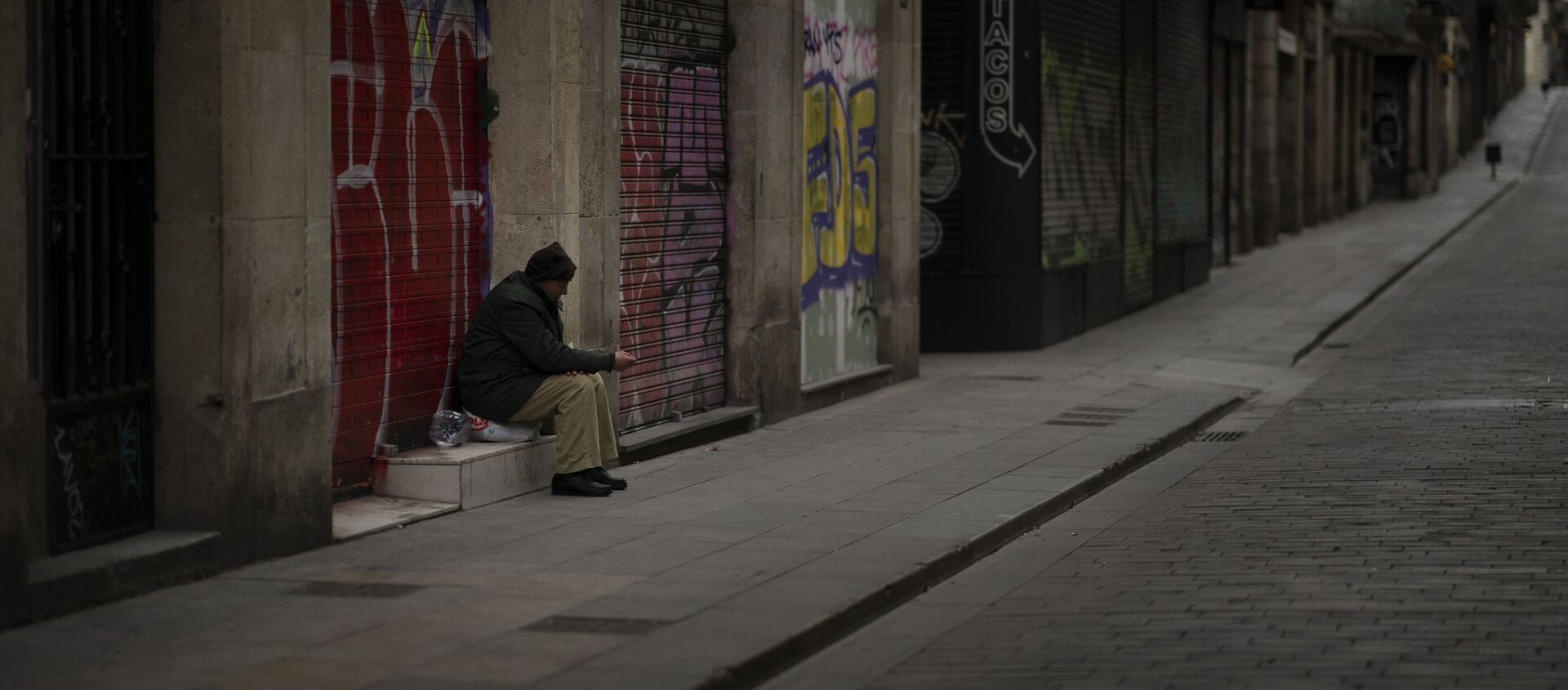 José Ramón, de 60 años, pide limosna en una calle vacía de Barcelona. - Sputnik Mundo, 1920, 25.01.2021