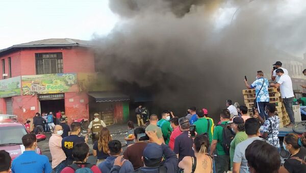 Incendio en La Vega, el principal mercado de frutas de Santiago - Sputnik Mundo