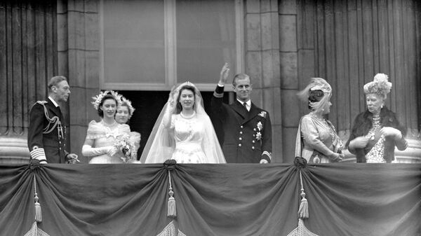 La reina Isabel II y el príncipe Felipe de Edimburgo durante el día de su boda - Sputnik Mundo