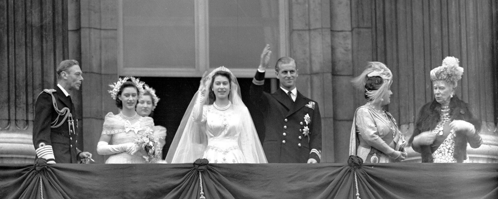 La reina Isabel II y el príncipe Felipe de Edimburgo durante el día de su boda - Sputnik Mundo, 1920, 25.01.2021