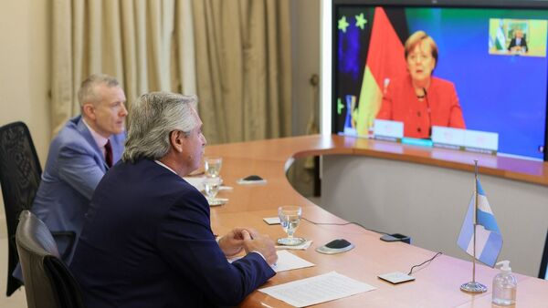 El presidente argentino, Alberto Fernández, y la canciller alemana, Angela Merkel, durante una videoconferencia - Sputnik Mundo