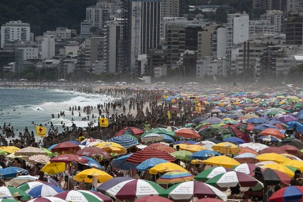 Miles de bañistas se agolpan en la playa de Ipanema en Río de Janeiro, el 24 de enero. - Sputnik Mundo