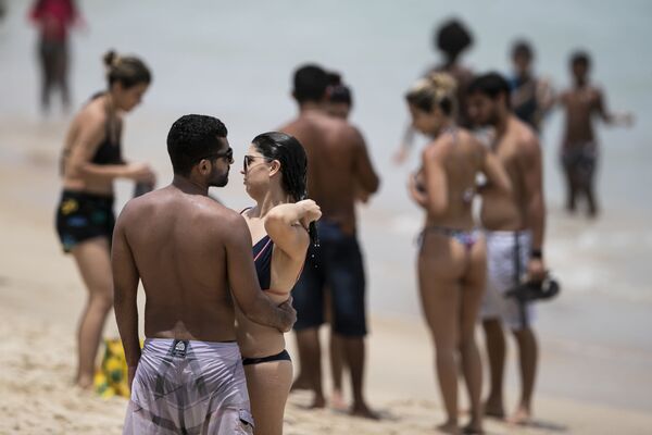 Unas personas disfrutan del soleado día de verano en la playa de Ipanema en Río de Janeiro, el 24 de enero. - Sputnik Mundo