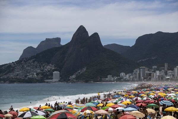 Miles de bañistas ignoran los protocolos de distanciamiento social en la playa de Ipanema en Río de Janeiro, el 24 de enero. - Sputnik Mundo