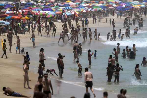 Bañistas se refrescan en las aguas de la playa de Ipanema en un caluroso día de verano en Río de Janeiro el 24 de enero. - Sputnik Mundo