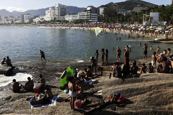 Arpoador, una playa ubicada entre Ipanema y Copacabana, también vio sus arenas llenarse de bañistas el 24 de enero de 2021. - Sputnik Mundo