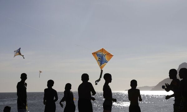 Unos niños vuelan cometas en la playa de Arpoador el 24 de enero de 2021. - Sputnik Mundo