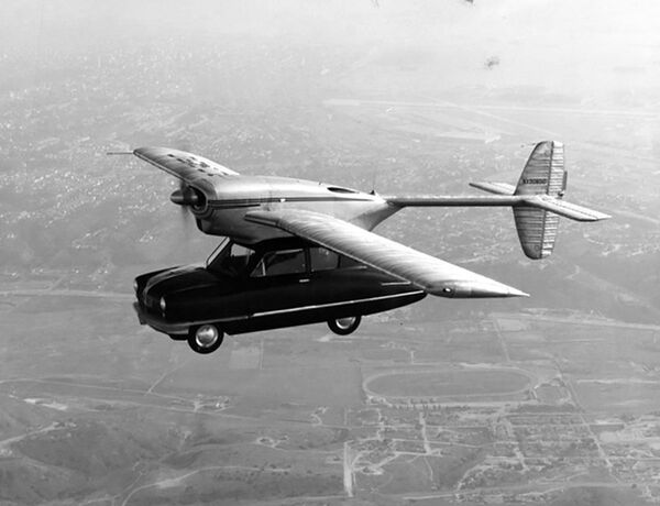 Creado en 1946, el prototipo de coche volador Convair Modelo 118, que era un vehículo de dos plazas de diseño típico de los años cuarenta con un fuselaje montado en el techo y un motor de avión, voló 66 veces.  - Sputnik Mundo