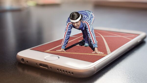 Imagen referencial de una chica entrenando a través de un teléfono móvil - Sputnik Mundo