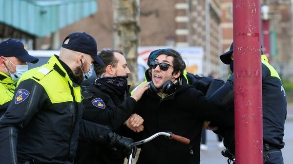 Protestas contra el confinamiento en Ámsterdam - Sputnik Mundo